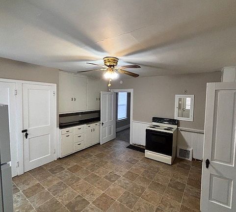 2nd image of 1126 Caledonia St