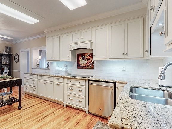 4th image of 218 Waddill Ave