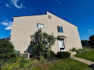 12210 Woodside Dr, Grand Blanc, MI