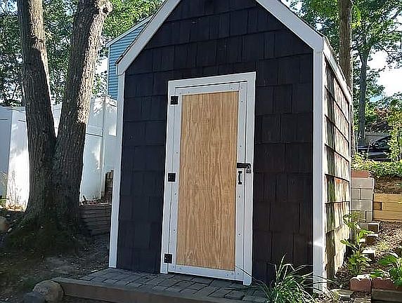 2 large sheds, 1 front, 1 backyard