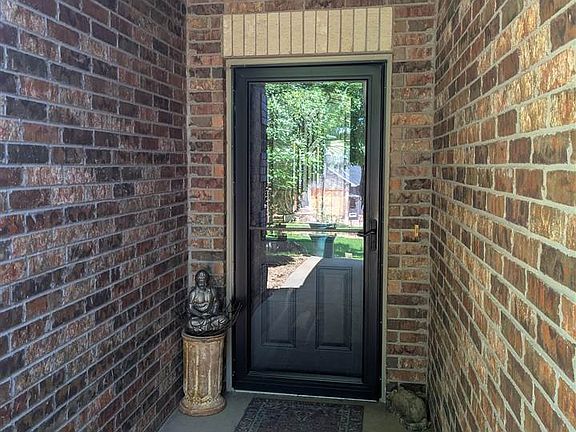 5th image of 1703 S Hidden Oaks Dr