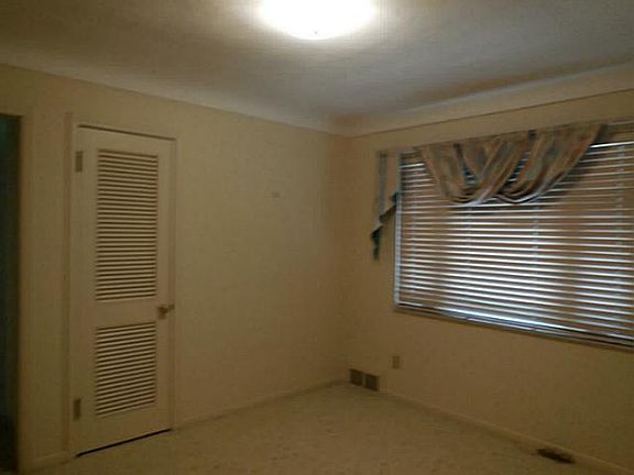 4th image of 2853 Strauss Ave