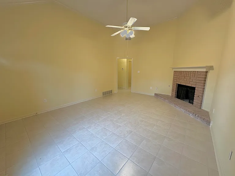 596 Ashley Glen Cir W — Photo 4