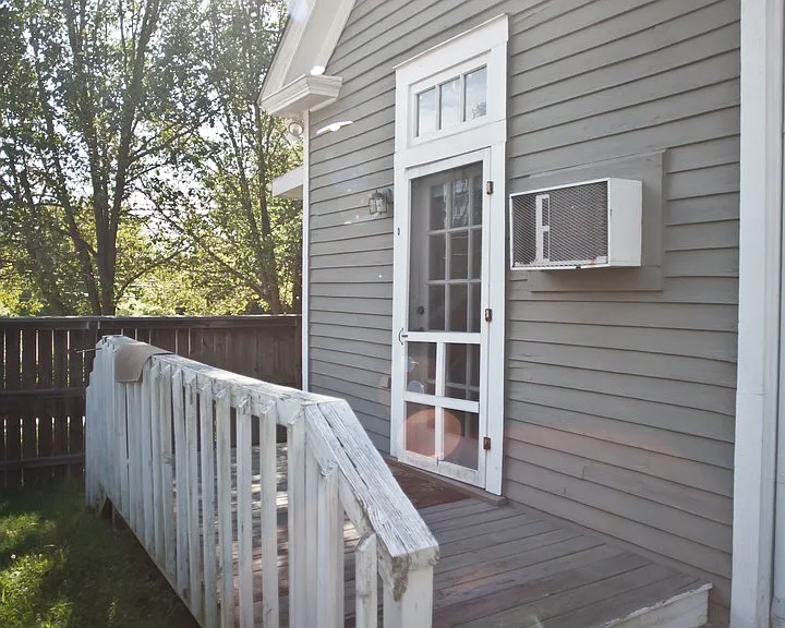 639 N Columbia St #D — Photo 1