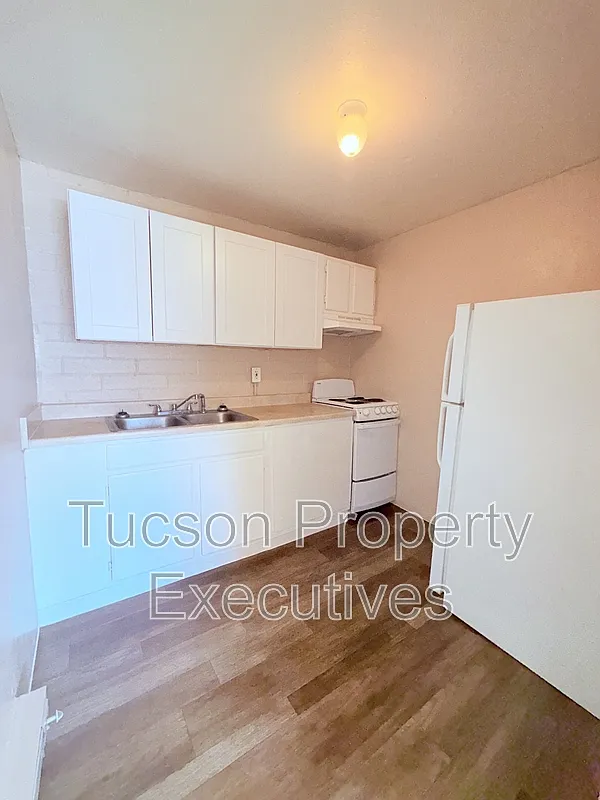 Building Photo - 2411 S 6th Ave #8