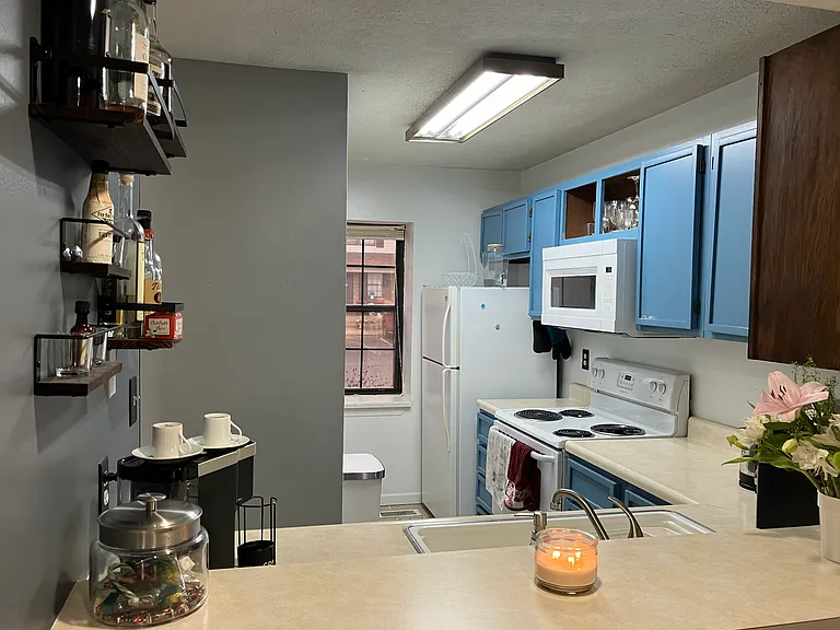 526 E Graham Pl — Photo 14