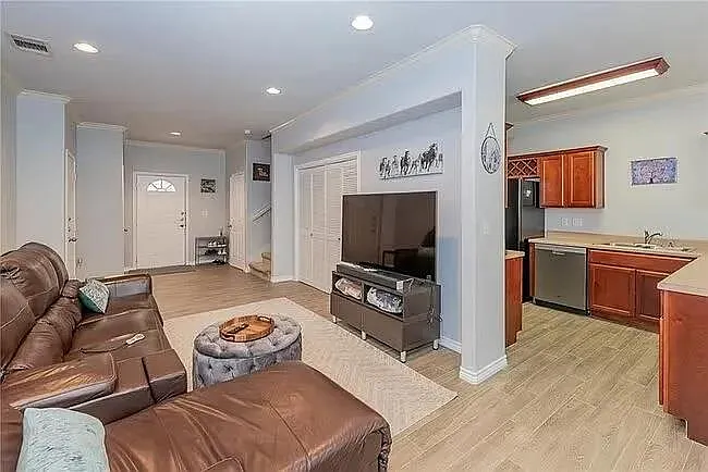3 bed, 2.5 bath, 1749 sqft, $2,200 — Photo 4