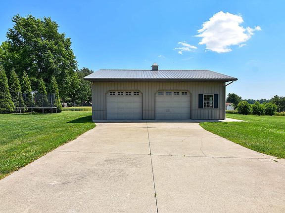 2nd image of 373 E Hirsch Woods Ln
