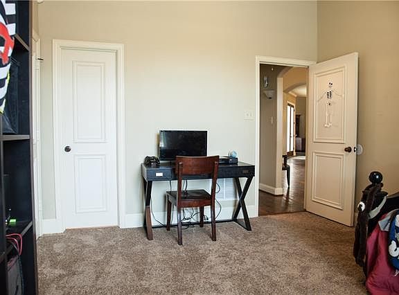 4th image of 172 Stoneleigh Dr