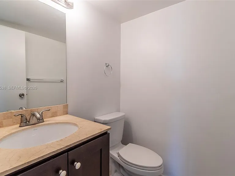 1000 Parkview Dr #302 — Photo 4