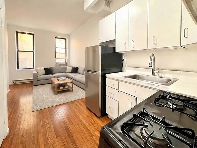 370 W 52nd St #2C — Photo 2