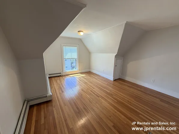 36 Pierce St APT 3, Hyde Park, MA 02136