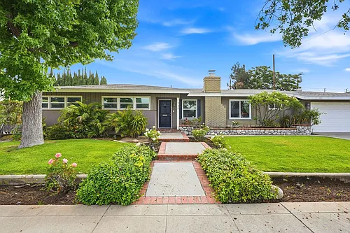 345 N Shattuck Pl Photo 1