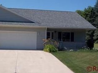 680 Des Moines Dr, Windom, MN 56101