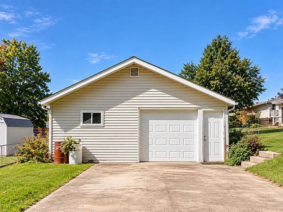 3rd image of 1618 Pear Pl