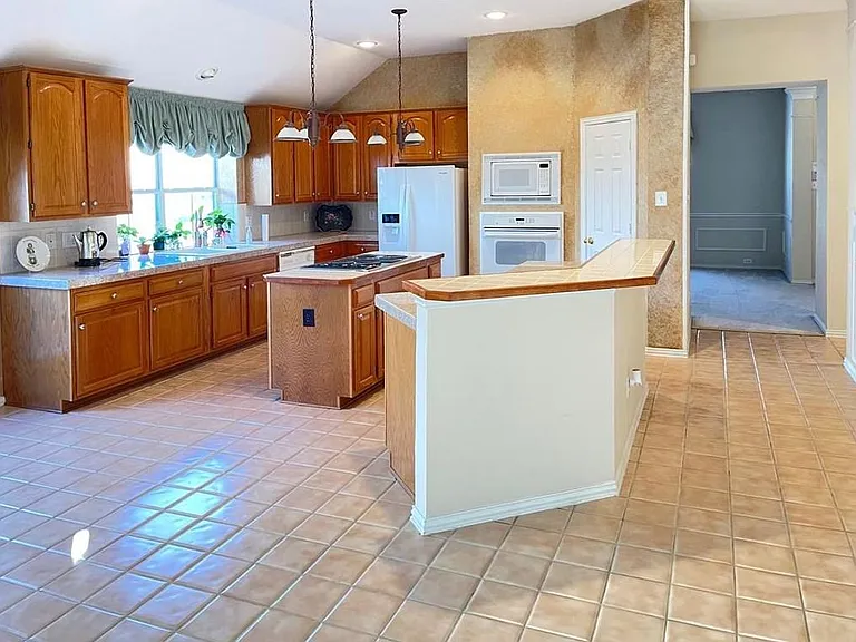 6401 Dakota Dr — Photo 7