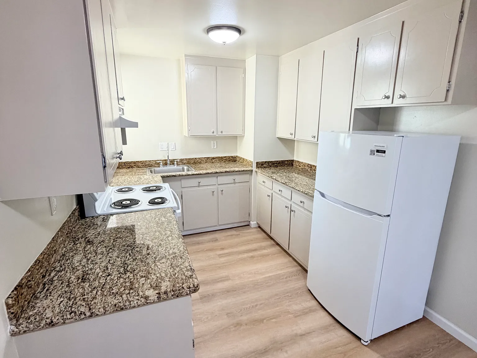 3 bed, 1000 sqft, $6,595 — Photo 1