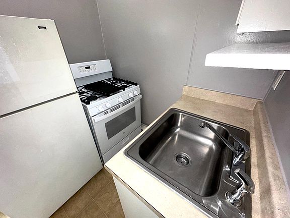 5th image of 2325 E 2nd St APT 6