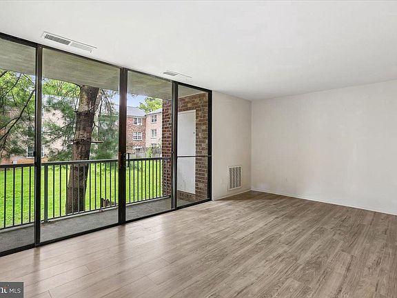 4th image of 726 Quince Orchard Blvd APT 102