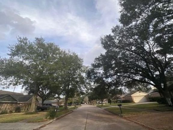 Exterior Neighborhood (street photo)