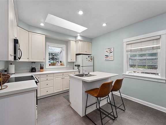 4th image of 1711 State Street