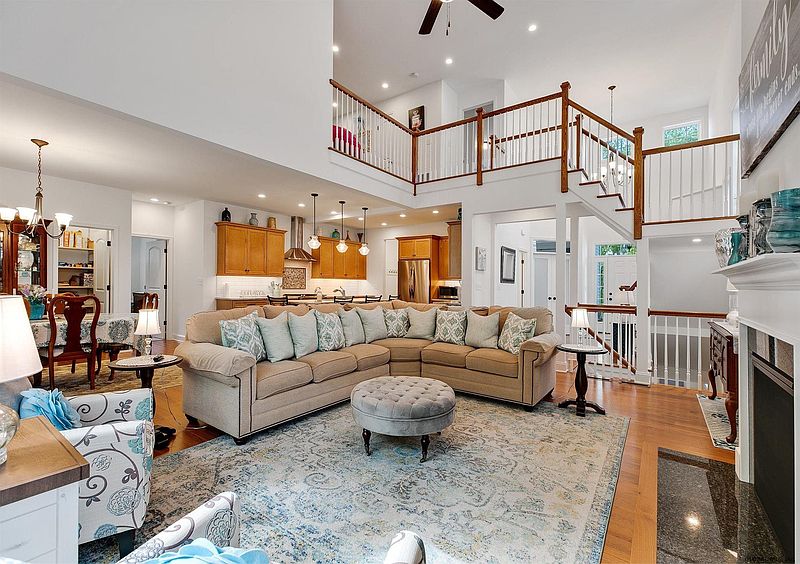 3rd image of 42 VILLAGE Circle