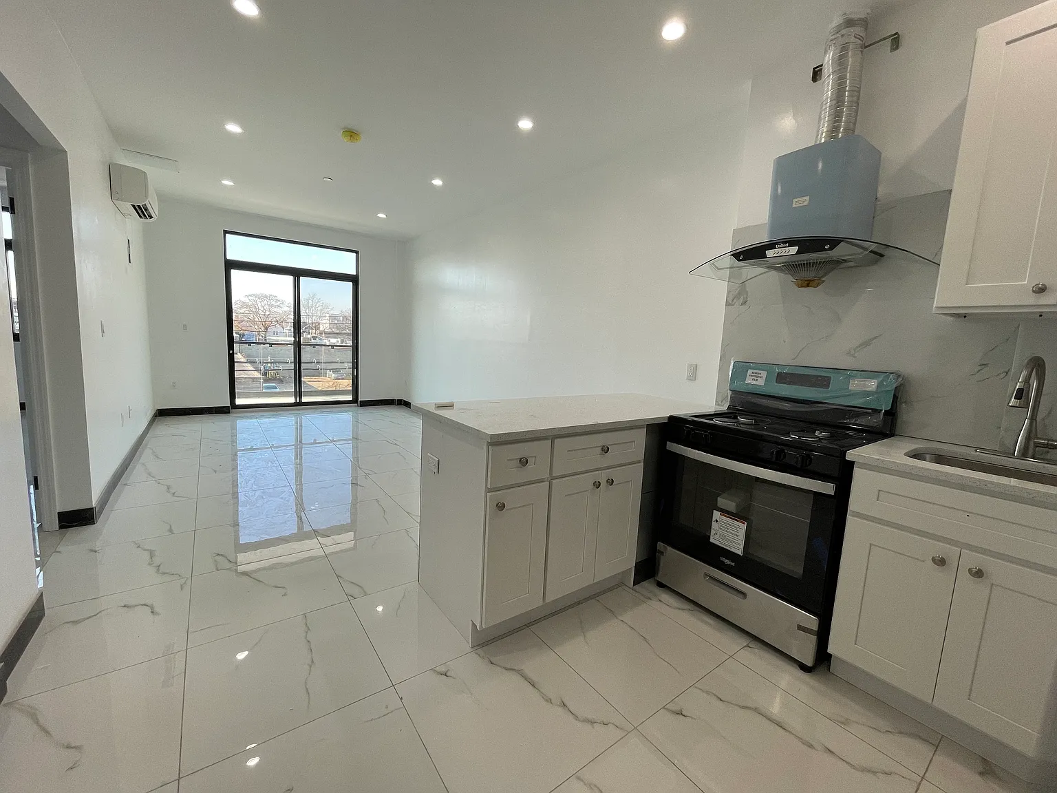 2 bed, 750 sqft, $3,240 — Photo 2