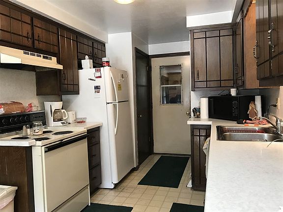 Fully applianced kitchen
