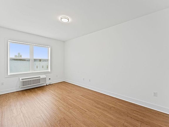 5th image of 429 Bergen Ave Unit 403