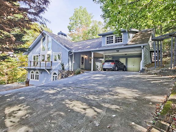 3rd image of 940 Fairway Dr