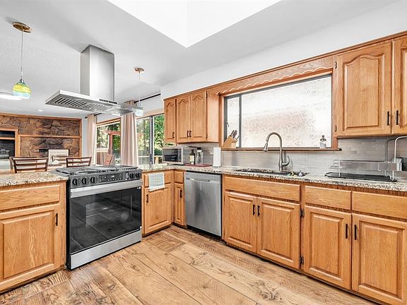 4th image of 12643 Garibaldi St
