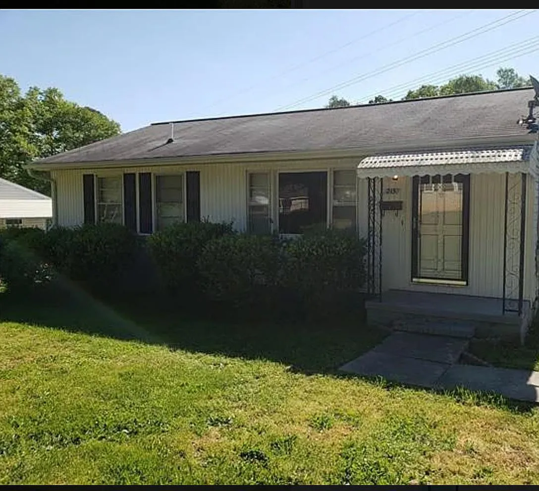 215 Dixon Cir — Photo 1