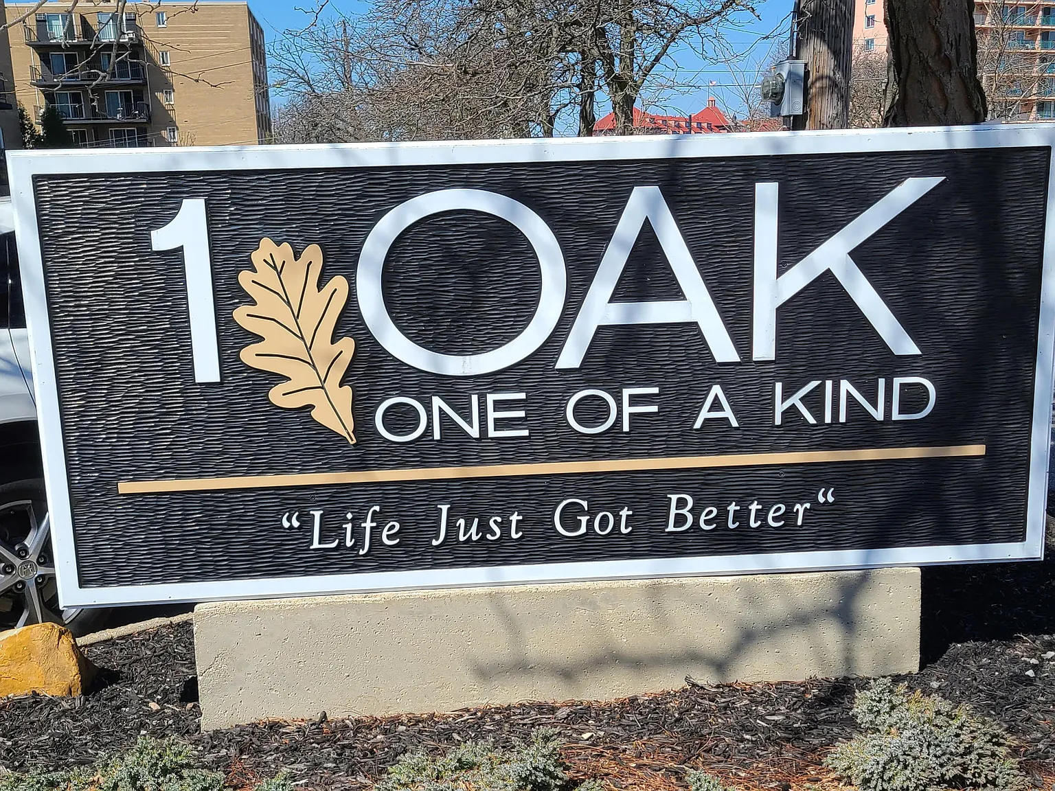 1 OAK Apartments — Photo 1