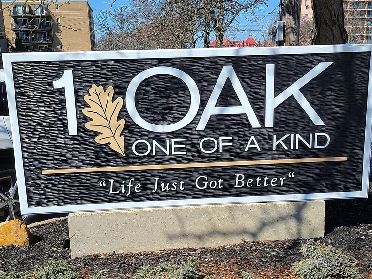 1 OAK Apartments — Photo 1
