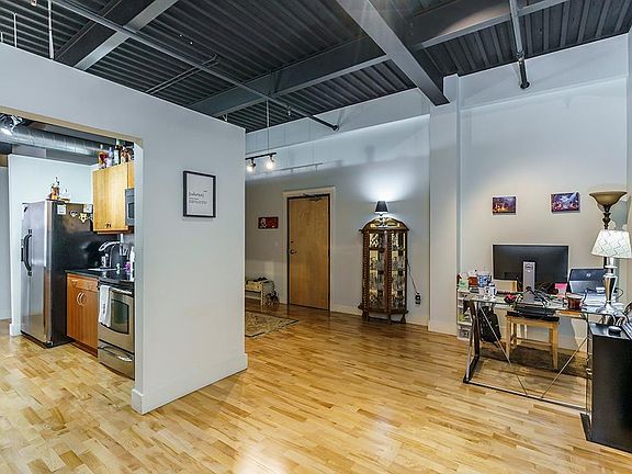 5th image of 350 E Short St #426