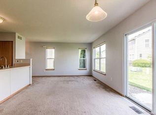 1401 Hunters Ridge Dr, Genoa City, WI 53128