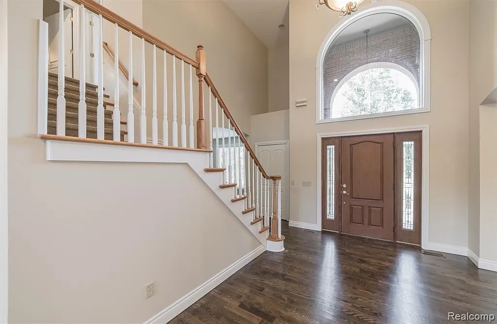 4 bed, 4865 sqft, $4,450 — Photo 2