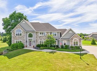 W337N8059 Prairie Hollow Dr, Oconomowoc, WI 53066