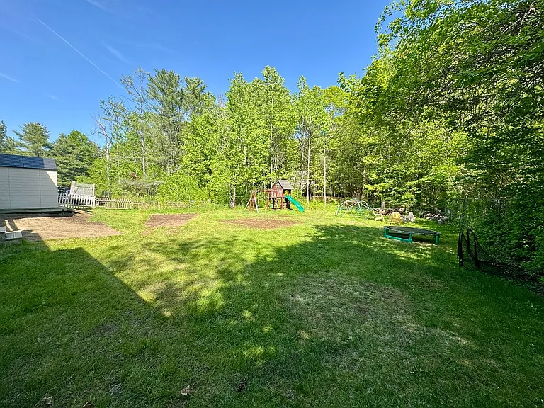 275 Middle Rd — Photo 30