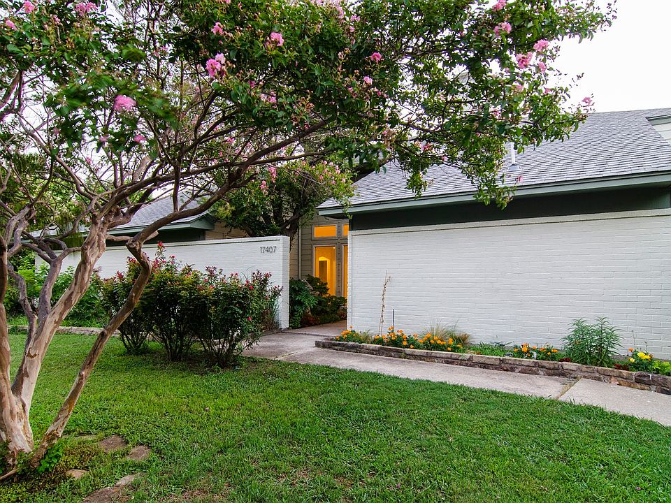 Stunning landscaped entry!