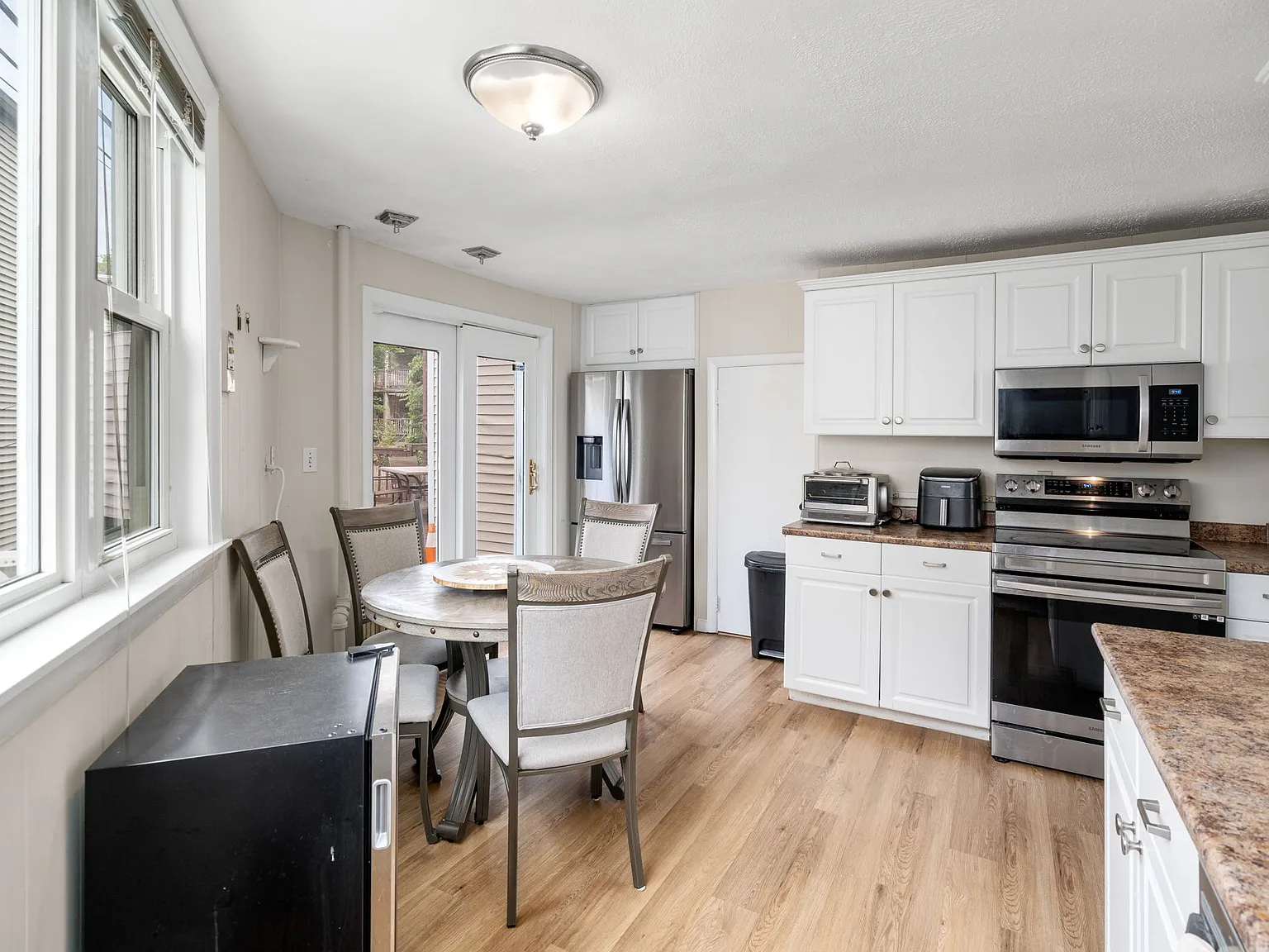 4 bed, 2.5 bath, 1430 sqft, $5,600 — Photo 1