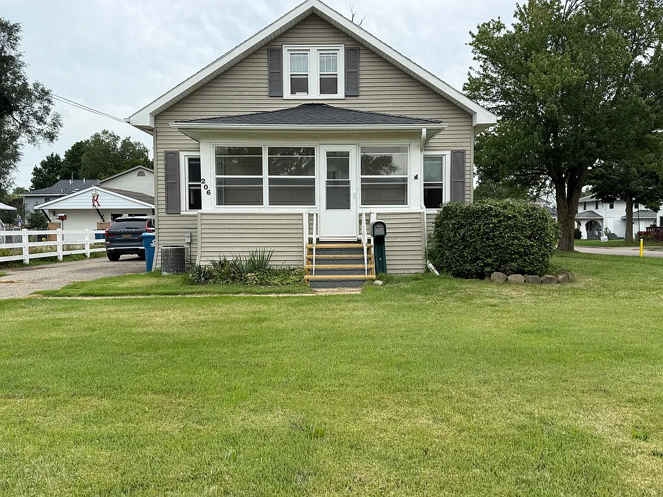 206 Wentworth Ave