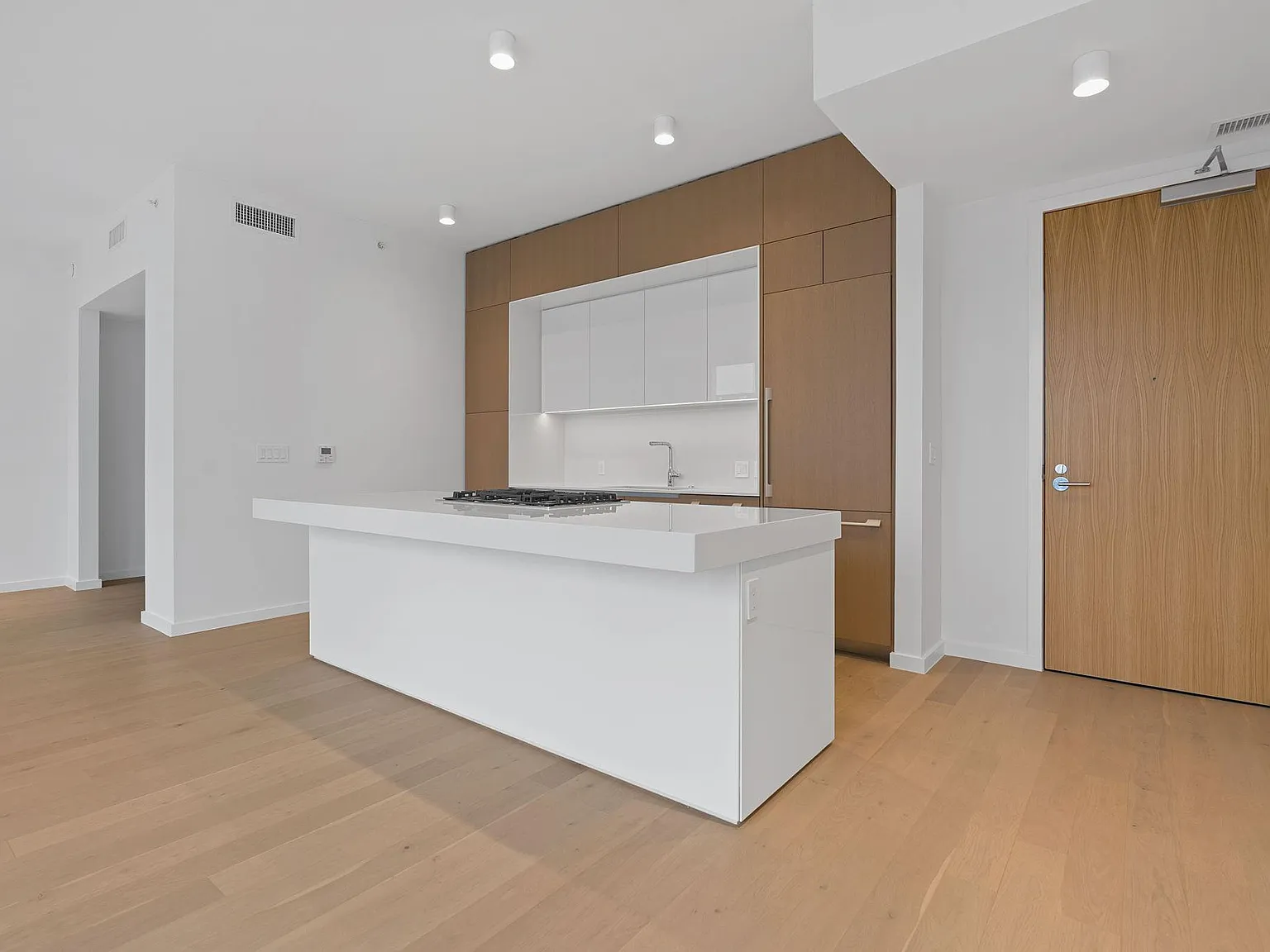 1 bed, 1.0 bath, 1001 sqft, $4,500 — Photo 2