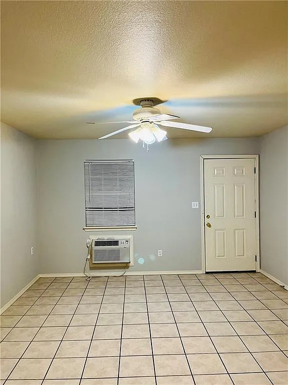 944 N Storer Ave - 7 — Photo 2