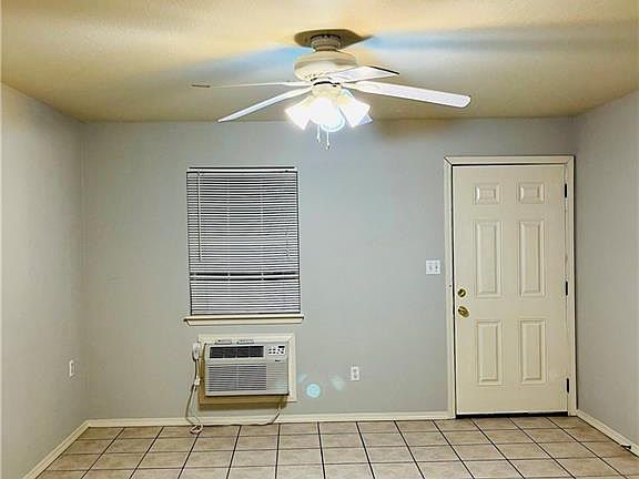 2nd image of 944 N Storer Ave APT 7
