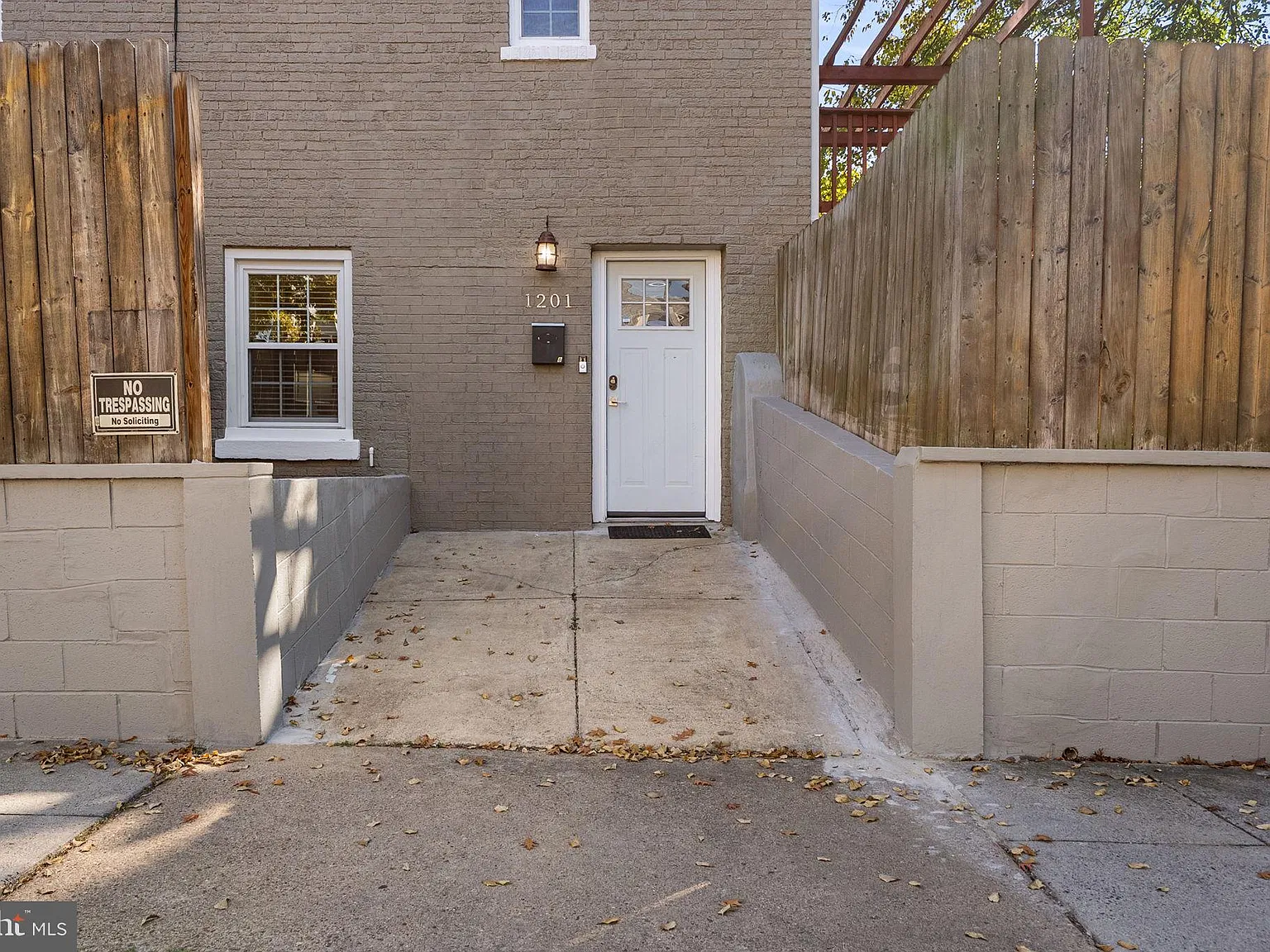 2 bed, 1.0 bath, 485 sqft, $1,750 — Photo 2