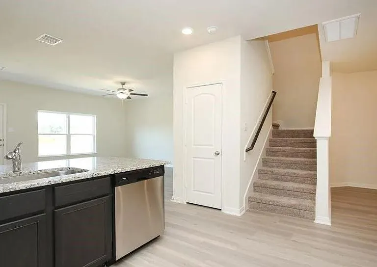549 Bains St — Photo 5