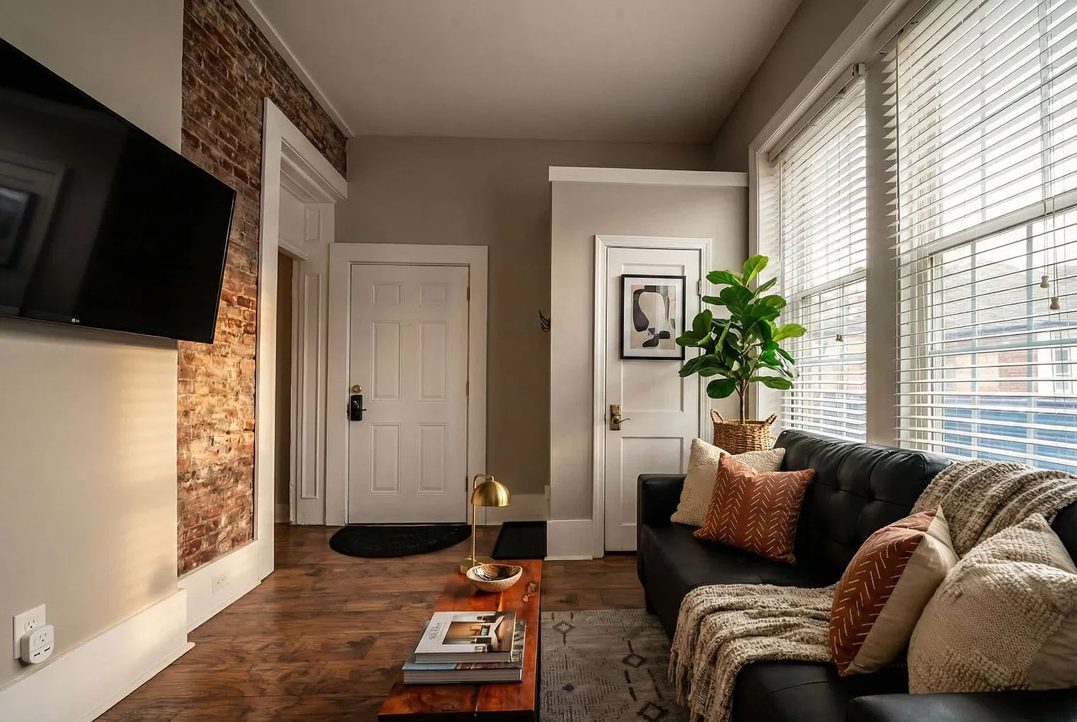 1 bed, 1.0 bath, 796 sqft, $3,313 — Photo 2