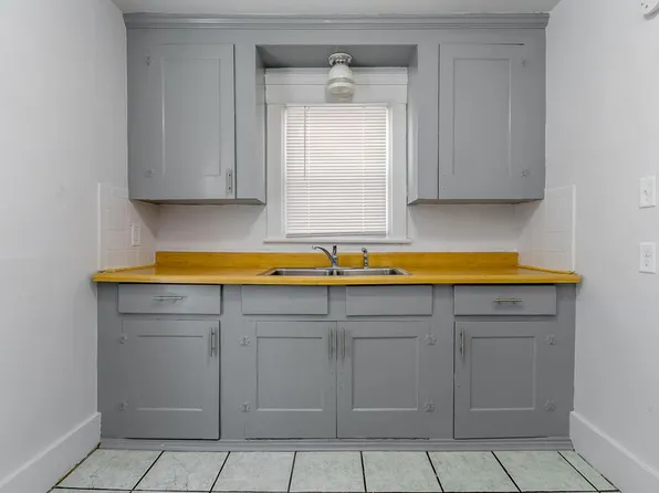 74 7th St NW, Barberton, OH 44203