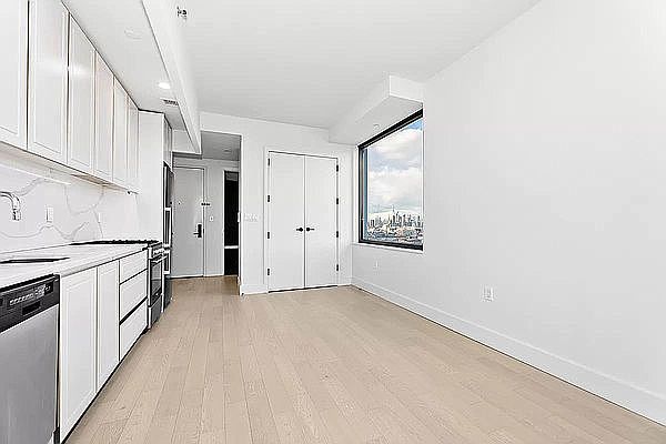 1st image of 557 4th Ave #821